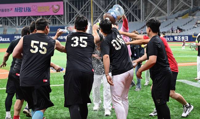 [OSEN=고척, 최규한 기자] 프로야구 KIA 타이거즈가  5일 서울 고척스카이돔에서 열린 ‘2025 신한은행 SOL Bank KBO리그’ 키움 히어로즈와 어린이날 경기에서 13-1 대승을 거두며 3연패에서 탈출했다.&nbsp;선발 양현종은 6이닝 5피안타 2볼넷 5탈삼진 1실점 승리를 기록, 시즌 첫 승을 수확하며 KBO리그 역대 두 번째로 통산 180승을 기록했고 역대 최초 통산 2100탈삼진도 달성했다. 최형우는 4타수 4안타 1홈런 3타점 3득점 1볼넷으로 활약하며 팀 승리를 견인, KBO리그 역대 4번째로 400홈런 고지를 밟으면서 역대 최고령 400홈런 타자가 됐다. 경기를 마치고 통산 400홈런 기록을 달성한 KIA 최형우가 동료들의 축하를 받고 있다. 2025.05.05 / dreamer@osen.co.kr