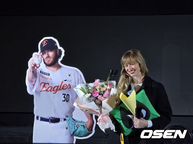 폰세의 아내 엠마가 4일 서울 영등포 타임스퀘어 CGV 영등포 스크린X관에서 열린 스포츠서울&nbsp;‘올해의 상’ 시상식에서 폰세를 대신해 '올해의 선수상'을 수상하며 웃고 있다. / OSEN DB