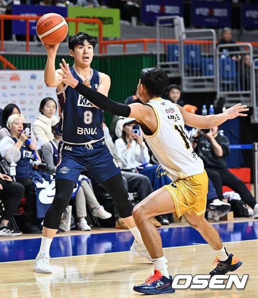 [OSEN=부산, 이석우 기자] 4일 부산 사직체육관에서 2025-2026 LG전자 프로농구 부산 KCC와 안양 정관장의 경기가 열렸다.  2025 KBL 신인선수 드래프트에서 전체 3순위로 입단한 윤기찬이 홈에서 첫 데뷔전 경기에 나섰다. 부산 KCC 윤기찬이 안양 정관장 렌즈 아반도의 마크를 피해 패스하고 있다. 2025.12.04 / foto0307@osen.co.kr
