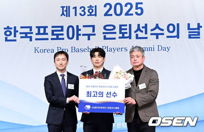 [OSEN=이대선 기자] 5일 오전 서울 강남구 호텔 리베라에서 제13회 2025 한국프로야구 은퇴선수의 날 시상식이 열렸다.이 시상식은 각지로 흩어져 활동 중인 프로야구 은퇴선수들이 한자리에 모여 한 해 동안 한국 야구의 발전을 위해 달려온 이들에게 감사의 마음을 표하고자 개최하는 행사다.최고의 선수상을 수상한 키움 송성문이 기념촬영을 하고 있다. 2025.12.05 /sunday@osen.co.kr