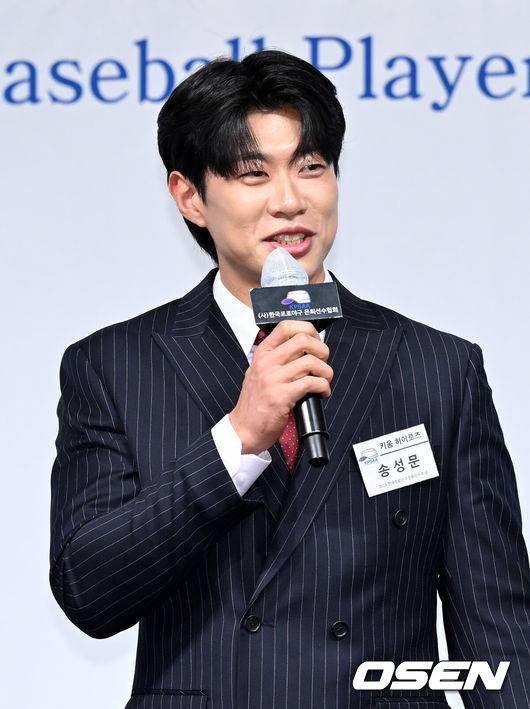 [OSEN=이대선 기자] 5일 오전 서울 강남구 호텔 리베라에서 제13회 2025 한국프로야구 은퇴선수의 날 시상식이 열렸다.이 시상식은 각지로 흩어져 활동 중인 프로야구 은퇴선수들이 한자리에 모여 한 해 동안 한국 야구의 발전을 위해 달려온 이들에게 감사의 마음을 표하고자 개최하는 행사다.최고의 선수상을 수상한 키움 송성문이 인사말을 하고 있다. 2025.12.05 /sunday@osen.co.kr