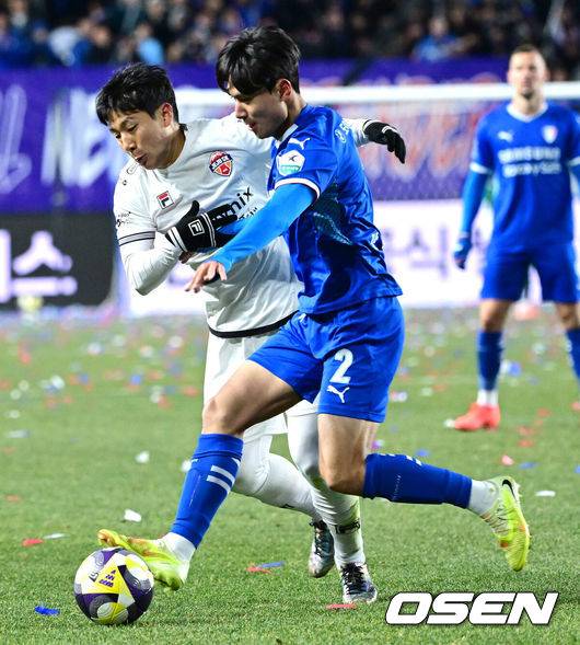 [OSEN=수원월드컵경기장, 최규한 기자] 3일 오후 경기도 수원월드컵경기장에서 ‘K리그 승강 플레이오프(PO)’&nbsp;1차전 수원 삼성과 제주 SK의 경기가 열렸다.이날 경기는 제주가 1-0으로 승리하며 잔류에 청신호를 켰다.후반 제주 남태희와 수원 장석환이 볼다툼을 벌이고 있다. 2025.12.03 / dreamer@osen.co.kr
