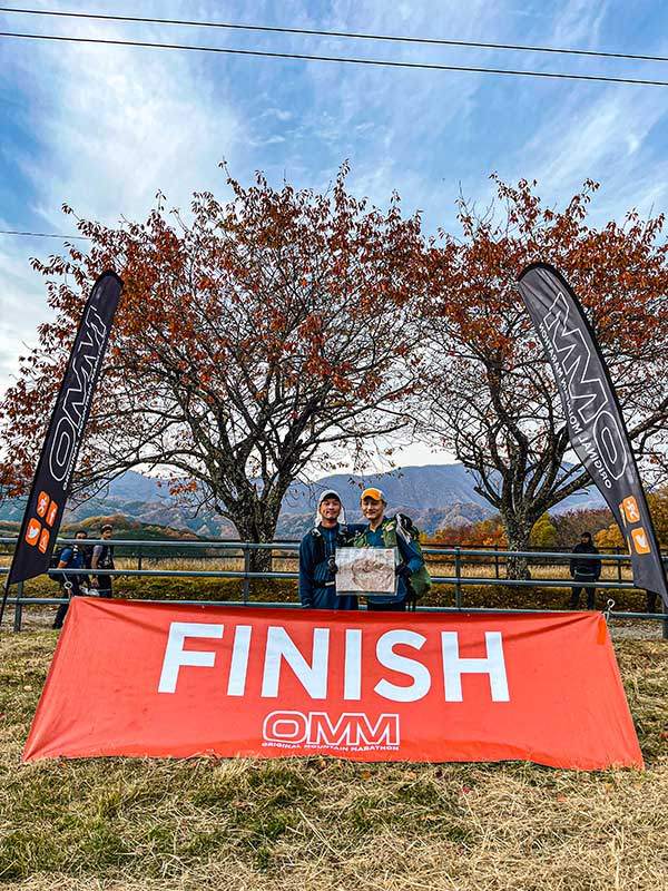 첫날 골인 지점에서 홍건희(오른쪽)와 나. 4위를 기록했다.