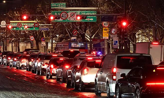 4일 서울 종로구 경복궁역 인근에서 차량이 빙판길에 정체를 빚고 있다. 연합뉴스