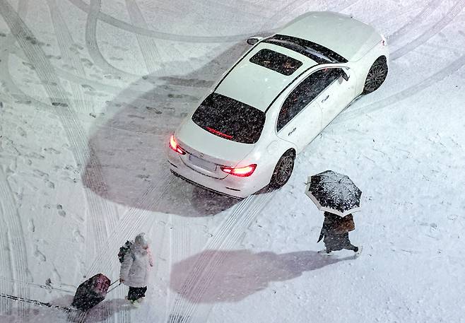 4일 서울 종로구의 한 건물 앞 도로와 인도가 눈에 덮여 경계가 사라져 있다. 연합뉴스