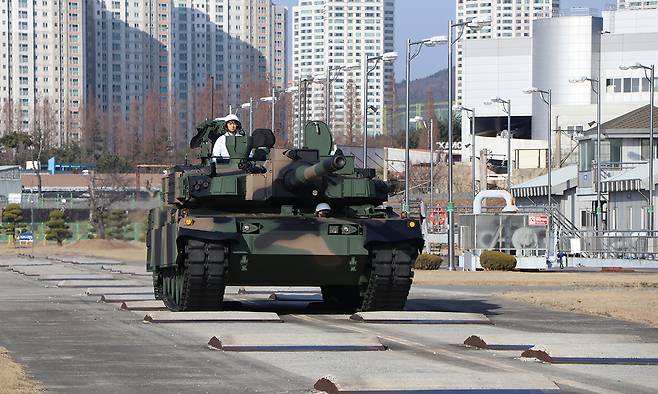 현대로템이 만든 K-2 전차가 주행시험을 하고 있다. 현대로템 제공
