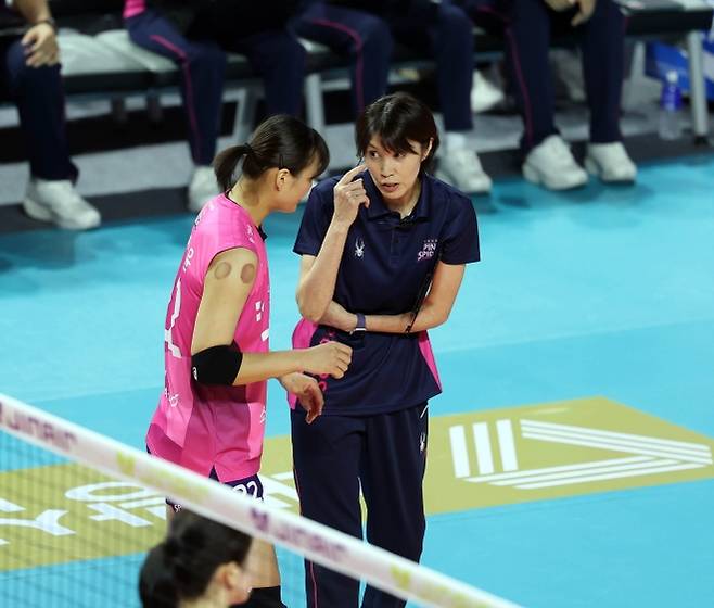 경기 중 선수들과 맞춤형 대화를 나누는 모습. 흥국생명 제공