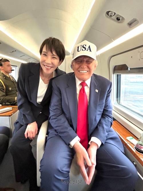 다카이치 사나에(왼쪽) 일본 총리와 도널드 트럼프 미국 대통령이 지난달 28일 마린원(미 대통령 전용 헬기)을 타고 미 해군 요코스카 기지로 이동하고 있다. 다카이치 사나에 엑스(X) 캡처