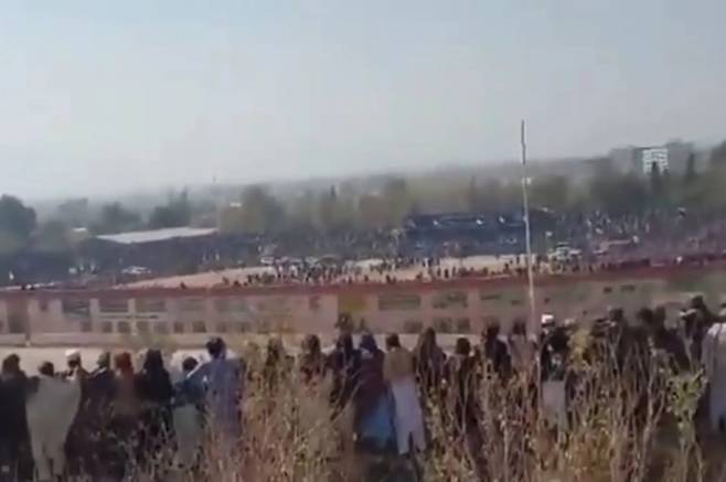 지난 2일 아프간 동부 도시 코스트의 경기장에서 벌어진 공개 처형 현장 모습. 소셜미디어 캡처