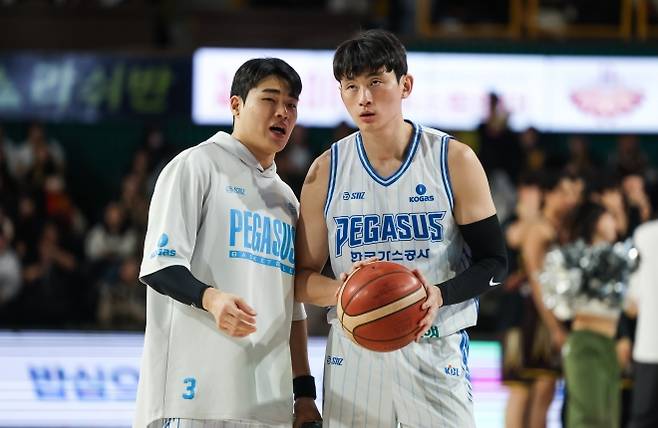 대구 한국가스공사 정성우와 전현우가 4일 창원체육관에서 열린 2025~26 프로농구 정규시즌 창원 LG와의 원정 경기 전 대화하고 있다. KBL 제공