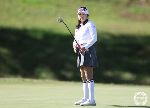 퍼팅 후 공을 바라보고 있는 노승희. 사진 제공=KLPGA