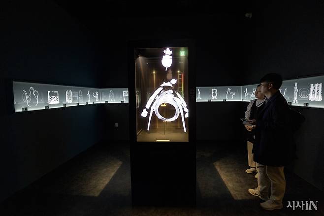 국립중앙박물관 보존과학센터 1층에서 열리는 개관 전시에서는 국보인 기마인물형토기의 CT 영상을 관람자가 직접 조절해 다양한 각도에서 내부를 볼 수 있다. ⓒ시사IN 조남진