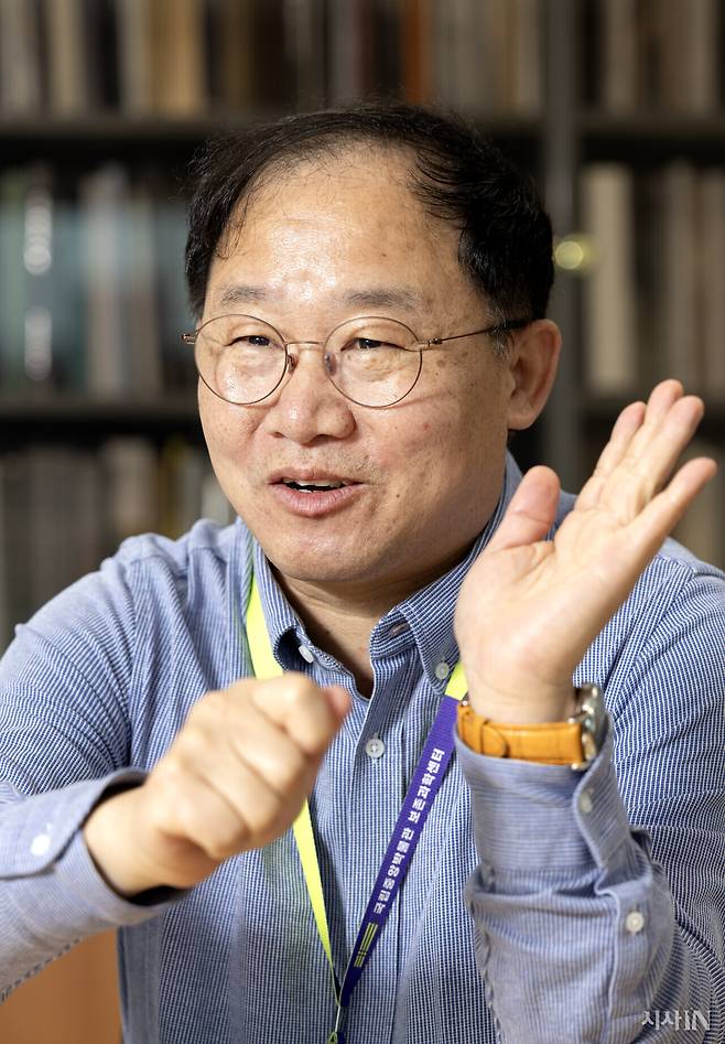 천주현 국립중앙박물관 보존과학부장은 “연간 800점 정도 보존처리 작업을 한다”라고 말했다. ⓒ시사IN 조남진