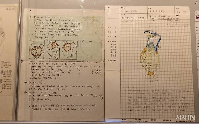 보존처리한 문화재별로 보존처리 기록을 상세하게 남겨둔다. 이번 특별전에 전시된 보존처리 기록 카드 원본 모습. ⓒ시사IN 조남진