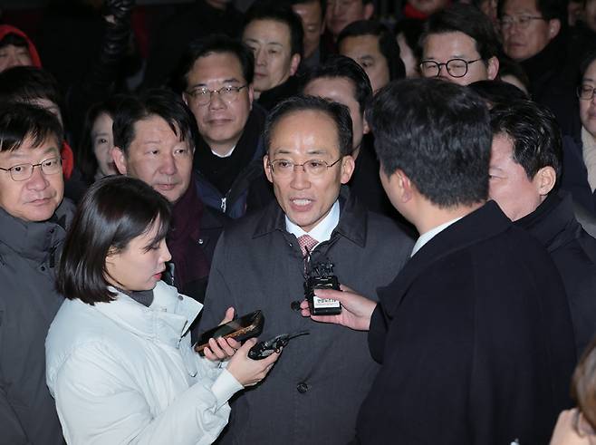 12·3 비상계엄 당시 의원들의 계엄 해제 표결 참여를 방해한 혐의를 받는 추경호 국민의힘 의원(가운데)이 12월3일 구속영장이 기각돼 경기도 의왕 서울구치소를 나서고 있다. ⓒ연합뉴스