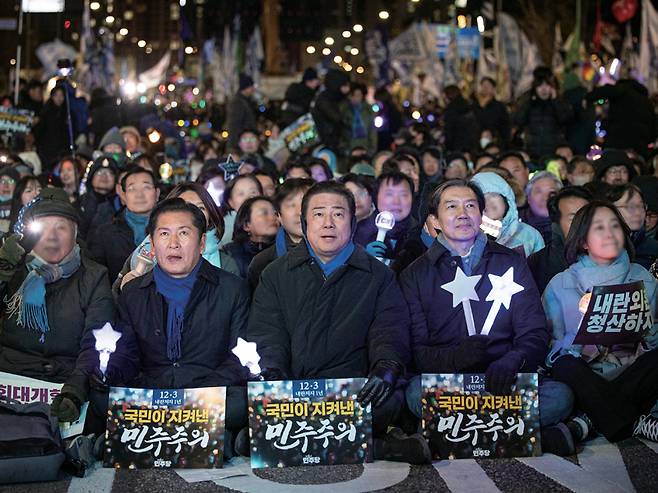 '12·3 내란·외환 청산과 종식, 사회대개혁 시민대행진'이 12월3일 서울 여의도 국회 앞에서 열린 가운데 더불어민주당 정청래 대표(왼쪽), 김병기 원내대표가 참석해 있다. ⓒ더불어민주당 제공