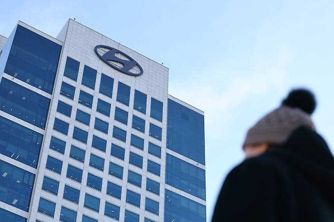 현대차 주가가 장중 30만원을 돌파하며 역대 최고가를 다시 썼다. 사진은 서울 서초구 현대자동차 본사 ⓒ연합뉴스