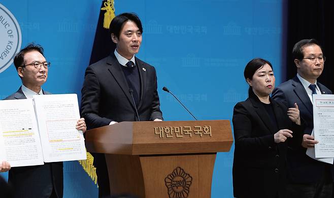 12월2일 한준호 더불어민주당 정치검찰 조작기소대응특별위원회 위원장(왼쪽 두 번째)이 '연어·술파티 의혹' 조사 결과를 공개하며 이화영 위증 사건에 대한 검찰의 즉각적 공소 취하를 주장했다. ⓒ뉴스1