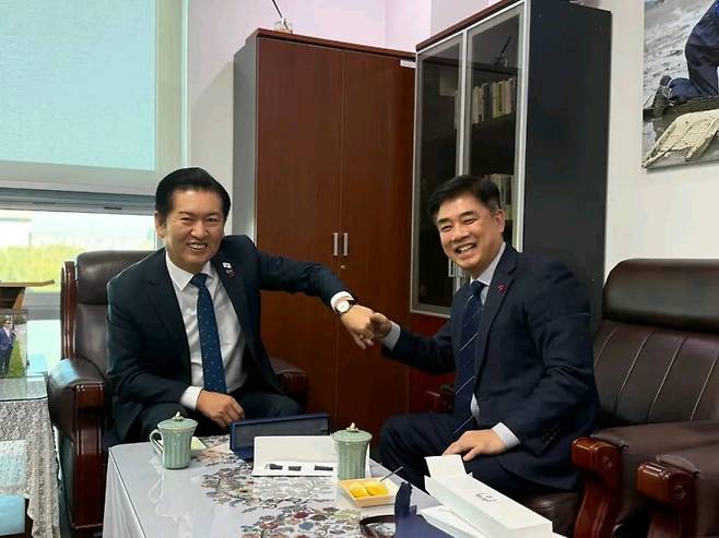 정청래 더불어민주당 대표(왼쪽)가 김병욱 대통령실 정무비서관에게 1호 이재명 시계를 받고 있다. ⓒ정청래 대표 페이스북