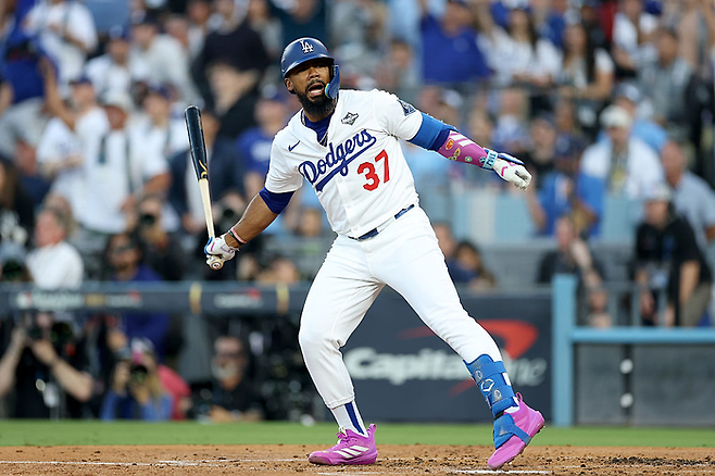 LA 다저스 테오스카 에르난데스가 토론토와의 월드시리즈 3차전 2회말에 홈런을 날린 뒤 기뻐하고 있다. Getty Images코리아
