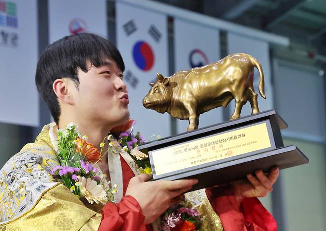 박민교가 4월 열린 2025 평창오대산천장사씨름대회에서 우승한 후 트로피를 들고 기념 사진을 찍고 있다. 대한씨름협회 제공