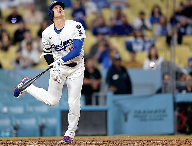 LA 다저스 오타니 쇼헤이가 지난 6월 샌디에이고전에서 수아레스의 투구에 맞은 뒤 괴로워하고 있다. Getty Images코리아