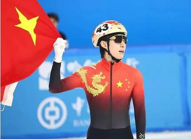 ▲ 내년 밀라노-코르티나 동계올림픽은 4차례 월드투어 성적을 합산해 상위 랭킹에 오른 선수들이 출전권을 가져간다. 린샤오쥔은 1~2차 대회에서 결승 진출에 실패해 포인트를 전혀 얻지 못했다. 올림픽 출전에 빨간불이 들어온 상황에서 마침내 처음 메달을 목에 걸었다. ⓒ소후