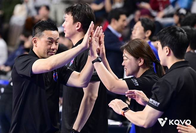 여오현(왼쪽) IBK기업은행 감독대행. /사진=한국배구연맹 제공