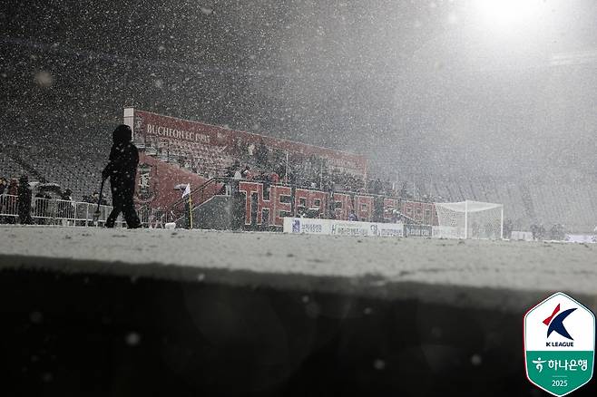 4일 부천종합운동장에서 열릴 예정이던 부천FC와 수원FC의 승강 플레이오프 1차전 경기를 앞둔 부천 서포터스석. /사진=한국프로축구연맹 제공