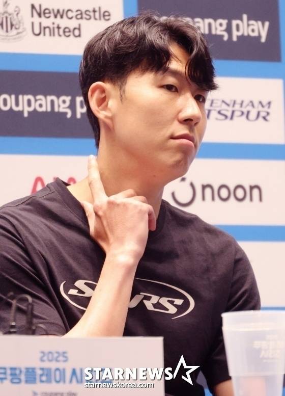 손흥민이 여의도 TWO IFC에서 열린 2025 쿠팡플레이 시리즈 2경기 기자회견에서 취재진의 질문을 듣고 있다. /사진=김진경 대기자