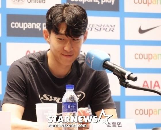 손흥민이 여의도 TWO IFC에서 열린 2025 쿠팡플레이 시리즈 2경기 기자회견 중 미소짓고 있다. /사진=김진경 대기자