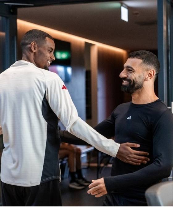 알렉산더 이삭(왼쪽)과 모하메드 살라가 인사를 나누고 있다. /사진=TNT스포츠 캡처