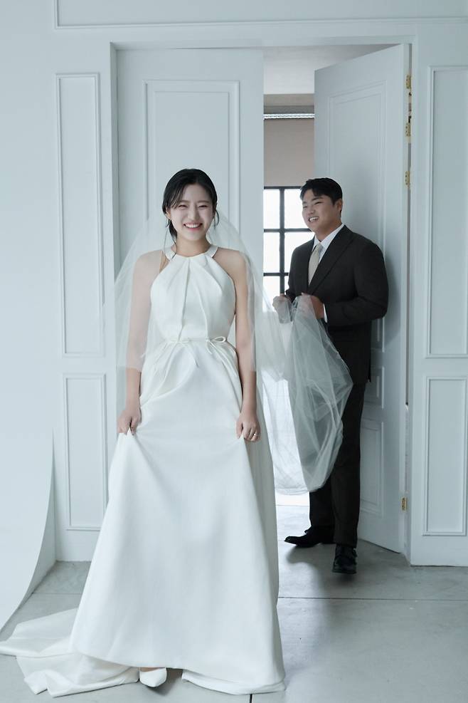 한준수-김이서 커플 결혼사진. /사진=KIA 타이거즈 제공