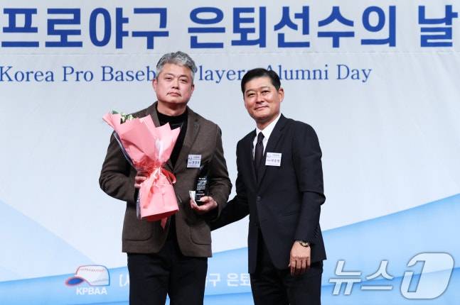 안경현(왼쪽) 제 3대-제 4대 회장과 이종범 제 5대 신임 한은회 회장. /사진=뉴시스