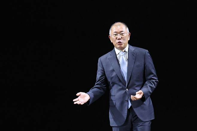 현대차가 12월 5일 31만5000원까지 오르며 사상 최고가를 기록했다. 사진은 이날 경기 용인시 기아 비전스퀘어에서 열린 기아 80주년 기념 행사에서 발언하고 있는 정의선 현대차그룹 회장. 뉴시스