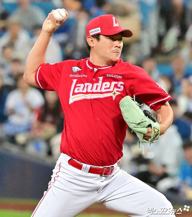 14일 오후 대구삼성라이온즈파크에서 열린 '2025 신한 SOL Bank KBO 포스트시즌' SSG 랜더스와 삼성 라이온즈의 준플레이오프 4차전 경기, 6회말 SSG 노경은이 공을 힘차게 던지고 있다. 엑스포츠뉴스 DB