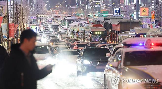 대설 특보에 퇴근길 마비 (서울=연합뉴스) 이진욱 기자 =  서울·인천·경기·강원 등 4개 시도에 대설특보가 발효된 4일 서울 마포구 홍대 인근에서 퇴근길 차량들이 눈길에 큰 정체를 빚고 있다. 2025.12.4 cityboy@yna.co.kr