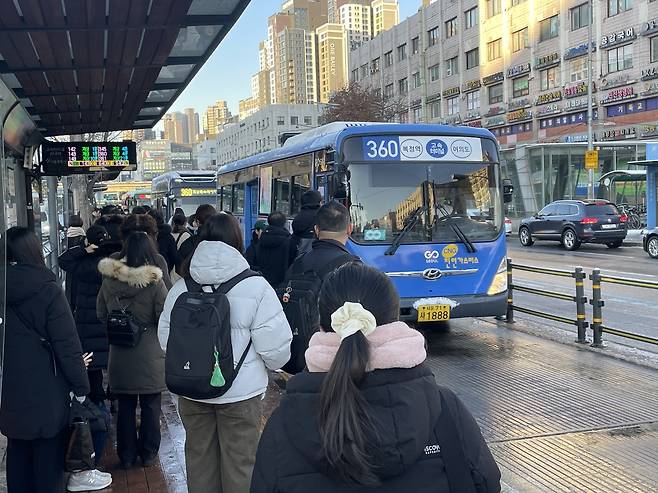 붐비는 버스정류장 [촬영 강류나 수습기자]