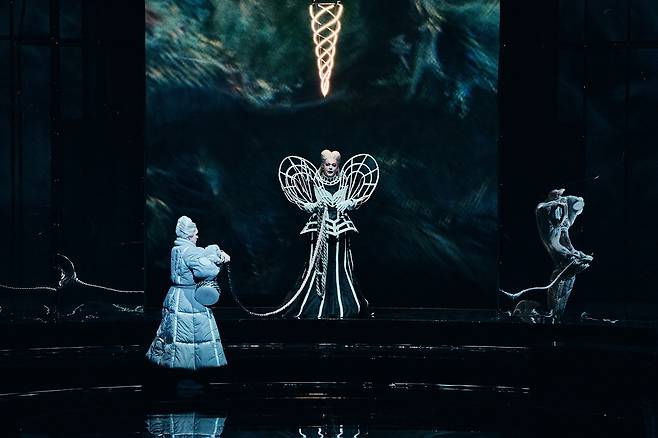 국립오페라단 '트리스탄과 이졸데' 지난 4일 서울 예술의전당 오페라극장에서 열린 국립오페라단의 '트리스탄과 이졸데' 2막에서 이졸데가 운명의 실을 엮은 브랑게네와 트리스탄을 기다리는 이졸데의 모습. 2025.12.04. [국립오페라단 제공. 재판매 및 DB금지]