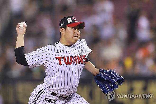 박명근 역투 (서울=연합뉴스) 신현우 기자 = 27일 서울 잠실야구장에서 열린 프로야구 2025 신한 SOL 뱅크 KBO리그 한화 이글스와 LG 트윈스의 경기. 9회초 교체 투입된 LG 투수 박명근이 역투하고 있다. 2025.5.27 nowwego@yna.co.kr