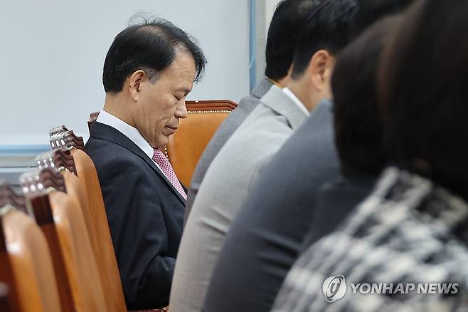 윤한홍 "똥 묻은 개가 겨 묻은 개 비판하는 꼴" (서울=연합뉴스) 김주성 기자 = 원조 친윤(친윤석열)으로 불렸던 국민의힘 3선 중진인 윤한홍 의원이 5일 서울 여의도 국회에서 열린 '혼용무도(昏庸無道) 이재명 정권 6개월 국정평가 회의'에서 굳은 표정으로 참석자들의 발언을 듣고 있다. 
    이날 윤 의원은 "윤석열 전 대통령과의 인연, 골수 지지층의 손가락질을 다 벗어던지고 계엄의 굴레를 벗어나자"고 말했다. 또 "우리 당 지지율은 과락 수준에서 변동이 없다. 왜 그렇겠느냐"며 "똥 묻은 개가 겨 묻은 개 비판하는 꼴이니 우리가 아무리 이재명 정부를 비판해도 국민 마음에 다가가지 못한다. 백약이 무효"라고 지적했다. 2025.12.5 utzza@yna.co.kr
