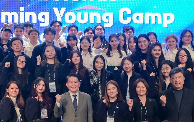 2025년 차세대동포 청년 5차 모국 초청연수 개회식 (서울=연합뉴스) 지난 1일 서울 메이필드 호텔에서 열린 2025년 차세대동포 청년 5차 모국 초청연수 개회식에 참여한 정안나(왼쪽서 4번째) 부학장. 왼쪽서 3번째는 김경협 재외동포청장, 맨오른쪽은 김영근 재외동포협력센터장. [재외동포협력센터 제공]