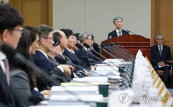 전국법원장회의, 발언하는 조희대 대법원장 (서울=연합뉴스) 한종찬 기자 = 조희대 대법원장이 5일 서울 서초구 대법원 대회의실에서 열린 전국법원장회의에서 발언하고 있다. 2025.12.5 [공동취재] saba@yna.co.kr