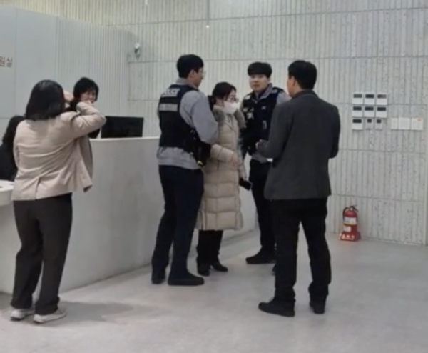 3일 수원시청 새빛민원실에서 악성 민원대응 모의 훈련이 진행되고 있다. [사진=수원시]