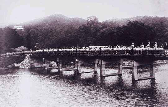 1920년대 신흥학교에서 다가교를 지나 서문교회 예배하러 가는 학생 행렬. 전주 서문교회 제공