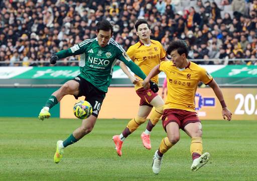 6일 오후 서울 마포구 월드컵로 서울월드컵경기장에서 열린 광주FC와 전북현대의 2025 하나은행 코리아컵 결승전. 전북 송민규가 드리블을 하고 있다. /연합뉴스