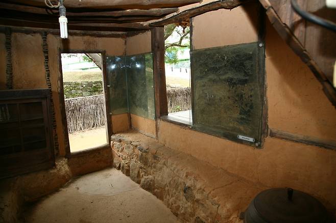 예천군 풍양면 삼강리에 위치한 삼강나루 주막 내부에는 뱃사공들의 외상장부가 고스란히 남아 있어 눈길을 끌고 있다. <예천군 제공>