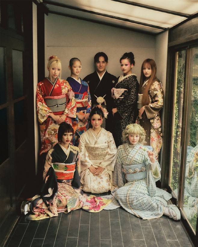 프로듀서 재이콥스(사진 뒷줄 가운데)와 XG