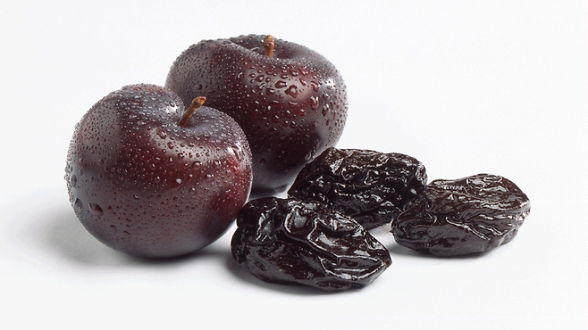 건자두는 건강에 유익한 다양한 영양소를 함유하고 있어 뼈 밀도를 유지하고 골다공증을 예방하는 데 도움을 준다｜출처: 클립아트코리아