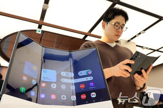 2일 서울 서초구 삼성 강남에서 열린 '삼성전자 갤럭시Z 트라이폴드 출시 미디어데이'에서 취재진들이 갤럭시Z트라이폴드를 체험하고 있다 2025.12.2/뉴스1 ⓒ News1 이호윤 기자